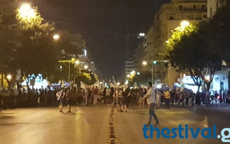 Θεσσαλονίκη: Εξω από τα γραφεία του ΣΥΡΙΖΑ η πορεία για τη Μακεδονία (βίντεο)