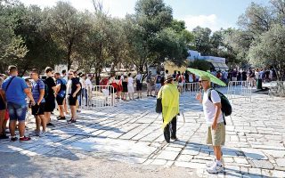 Στις 5 Ιουλίου σημειώθηκε ρεκόρ επισκεψιμότητας στην Ακρόπολη, με 17.500 τουρίστες. Αναμένεται αποσυμφόρηση από το επόμενο καλοκαίρι, όταν θα έχουν αξιοποιηθεί τα δεδομένα από τη λειτουργία του ηλεκτρονικού εισιτηρίου.