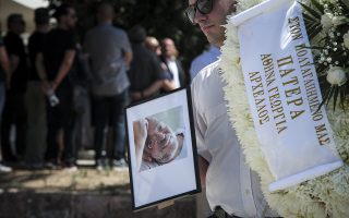Κηδεία του δημοσιγράφου Μάνου Αντώναρου, στο Κοιμητήριο Καλλιθέας την Δευτέρα 16 Ιουλίου 2018.(EUROKINISSI/ΣΩΤΗΡΗΣ ΔΗΜΗΤΡΟΠΟΥΛΟΣ)