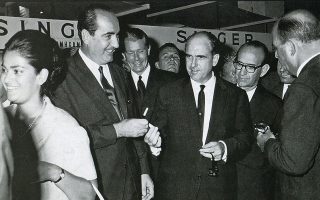 Ο Κωνσταντίνος Μητσοτάκης και ο Ανδρέας Παπανδρέου επισκέπτονται τη ΔΕΘ τον Σεπτέμβριο του 1964. Διακρίνεται η Μαρίκα Μητσοτάκη.