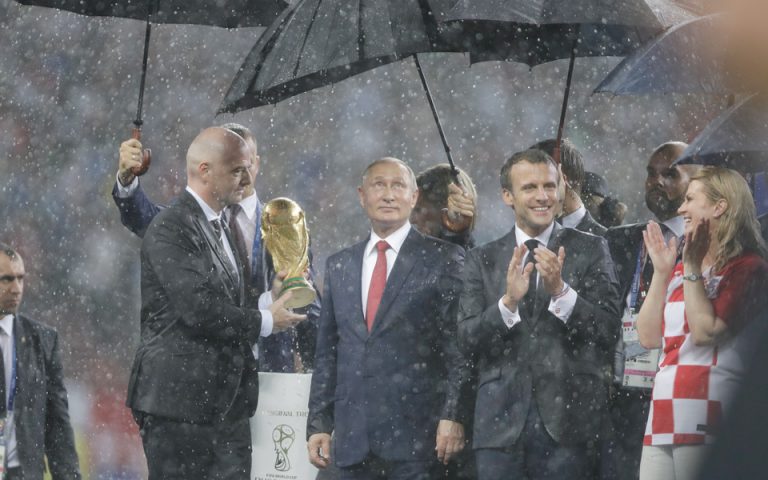 Υπό κατακλυσμιαία βροχή η απονομή της πρωταθλήτριας Γαλλίας