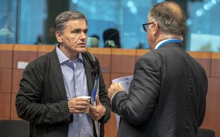 Ο υπουργός Οικονομικών Ευκλείδης Τσακαλώτος (Α) συνομιλεί με το μέλος του εκτελεστικού συμβουλίου (Member of the Executive Board) της ECB, Beno?t COEURE (Α), κατά την διάρκεια της συνεδρίασης του Eurogroup, στις Βρυξέλλες, Πέμπτη 12 Ιουλίου 2018. ΑΠΕ-ΜΠΕ/European Union/Zucchi-Enzo