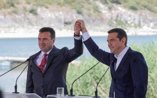 Ο πρωθυπουργός της Ελλάδος, Αλέξης Τσίπρας (Δ) και ο πρωθυπουργός της ΠΓΔΜ, Ζόραν Ζάεφ (Α), ανταλλάσσουν χειραψία κατά την τελετή υπογραφής συμφωνίας μεταξύ Ελλάδος και ΠΓΔΜ για το ονοματολογικό της γειτονικής χώρας, Ψαράδες Πρεσπών, Φλώρινα, Κυριακή 17 Ιουνίου 2018. Η συμφωνία αποτελεί προϊόν μίας πολύμηνης διαπραγμάτευσης μεταξύ των δύο χωρών και κατέληξε στο όνομα “Βόρεια Μακεδονία” ή “Severna Makedonja”. ΑΠΕ-ΜΠΕ/ ΑΠΕ-ΜΠΕ/ ΝΙΚΟΣ ΑΡΒΑΝΙΤΙΔΗΣ
