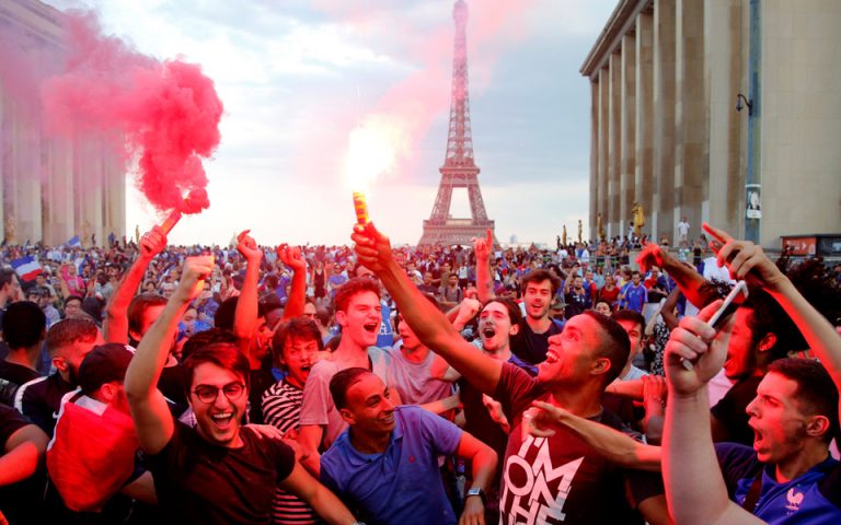 Ξέφρενοι πανηγυρισμοί στη Γαλλία για την κατάκτηση του Μουντιάλ