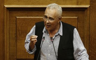 Ο βουλευτής των ΑΝΕΛ Κώστας Ζουράρις μιλάει από το βήμα της Βουλής στη συζήτηση για τη πρόταση δυσπιστίας που κατέθεσε ο πρόεδρος της ΝΔ Κυριάκος Μητσοτάκης στην αίθουσα της Ολομέλειας της Βουλής, Πέμπτη 14 Ιουνίου 2018. ΑΠΕ-ΜΠΕ/ΑΠΕ-ΜΠΕ/ΑΛΕΞΑΝΔΡΟΣ ΒΛΑΧΟΣ