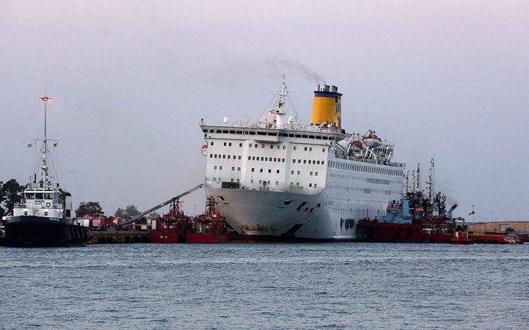 Συνεχίζεται η κατάσβεση στο «Ελευθέριος Βενιζέλος» – Μικρές εστίες φωτιάς στο γκαράζ του πλοίου