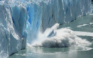 Η υπερθέρμανση του πλανήτη έχει ως αποτέλεσμα να λιώνουν οι πάγοι στους πόλους.