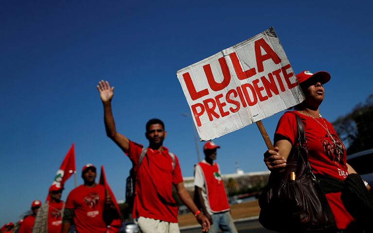 Βραζιλία: Προβάδισμα στον φυλακισμένο Λούλα για τις προεδρικές εκλογές
