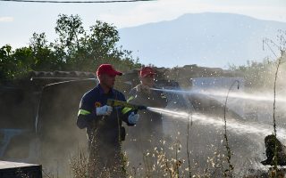 Άνδρες της πυροσβέστικής υπηρεσίας προσπαθούν για την κατάσβεση της πυρκαγιάς που εκδηλώθηκε σε οικοπεδική έκταση στην περιοχή του Κουρτακίου του Δήμου Άργους Μυκηνών στην Αργολίδα, την Παρασκευή 22 Ιουνίου 2018. Η εστία της πυρκαγιάς εντοπίσθηκε σε σωρό με σκουπίδια κοντά στο σχολείο του χωριού. Η φωτιά επεκτάθηκε και σε ένα αυτοκίνητο. Στο σημείο της πυρκαγιά έσπευσαν οχήματα από την Πυροσβεστική Άργους που κατέσβησαν την πυρκαγιά. ΑΠΕ-ΜΠΕ/ΑΠΕ-ΜΠΕ/ΜΠΟΥΓΙΩΤΗΣ ΕΥΑΓΓΕΛΟΣ