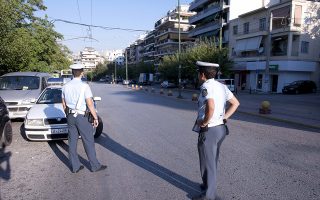 (Ξένη δημοσίευση). Αστυνομικοί πραγματοποιούν ελέγχο σε σχολικά λεωφορεία, στην Αθήνα, τη Δευτέρα 22 Σεπτεμβρίου 2014.Εντατικούς ελέγχους σε σχολικά λεωφορεία πραγματοποιούν, με την έναρξη της νέας σχολικής χρονιάς, οι Υπηρεσίες Τροχαίας, σε όλη την επικράτεια. ΑΠΕ-ΜΠΕ/ΥΠ. ΠΡΟΣΤΑΣΙΑΣ ΤΟΥ ΠΟΛΙΤΗ/STR