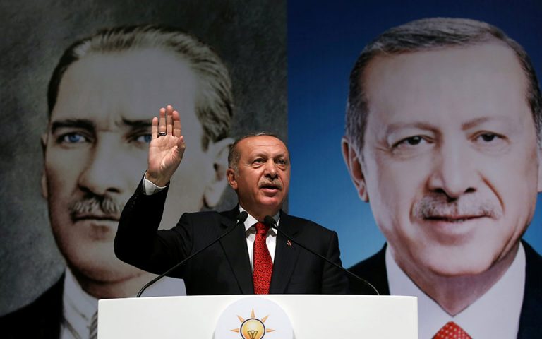 Ερντογάν προς ΗΠΑ: Η Τουρκία γονατίζει μόνο στον Θεό