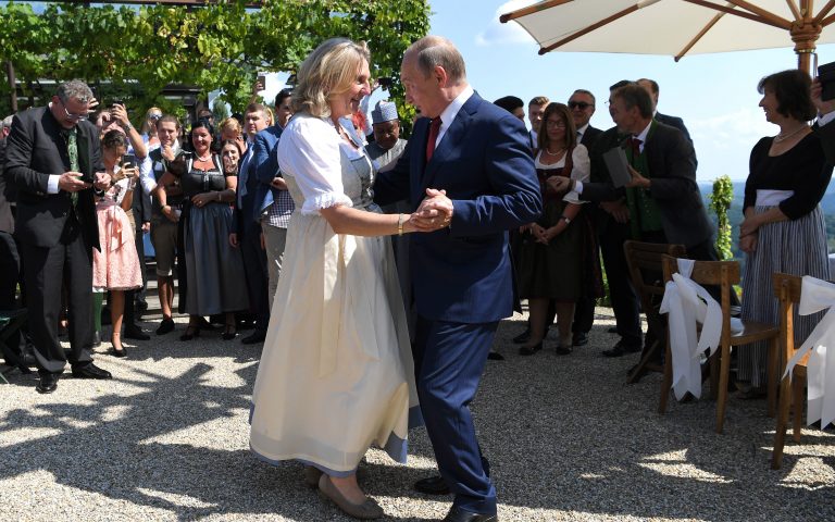 Μέλος ΔΣ της Ροσνιέφτ η πρώην ΥΠΕΞ της Αυστρίας που χόρεψε με τον Πούτιν