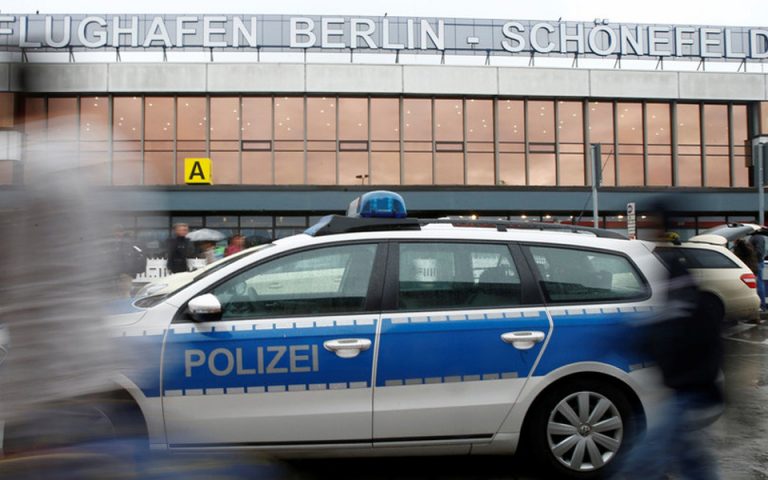 Συναγερμός στο αεροδρόμιο Σόνενφελντ του Βερολίνου – Συνελήφθη ύποπτος που φορούσε γιλέκο με καλώδια