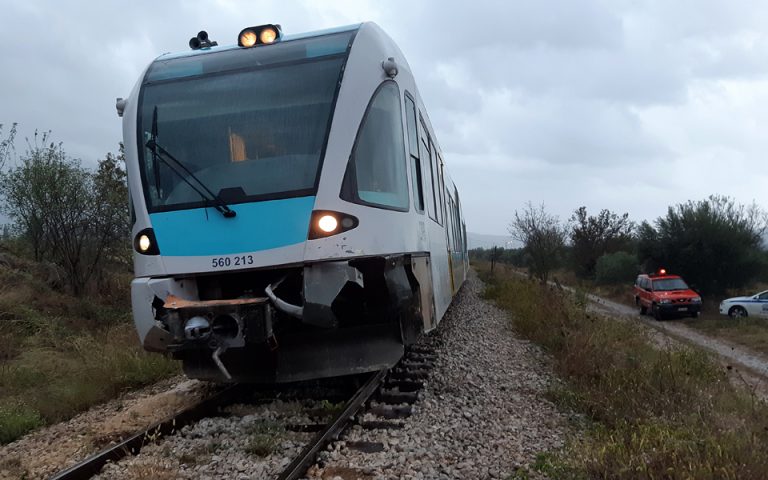 Τρένο που εκτελεί το δρομολόγιο Θεσσαλονίκη – Αθήνα προσέκρουσε σε βράχια