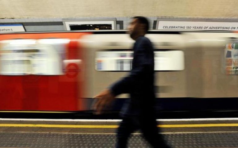 Βρετανία: Μία μητέρα με το παιδί της έπεσαν στις ράγες του μετρό αλλά βγήκαν αλώβητοι