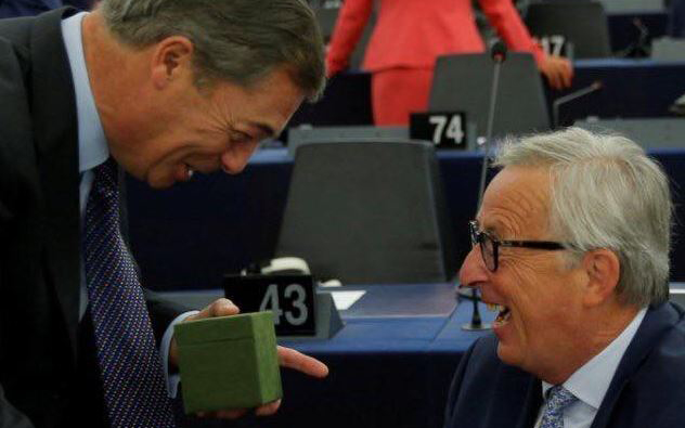 Το δώρο του Φάρατζ στον Γιούνκερ μετά την ομιλία του στο Ευρωκοινοβούλιο (φωτογραφία)
