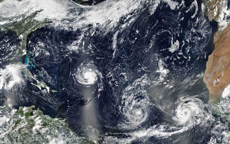 Σε εγρήγορση οι ΗΠΑ ενόψει του τυφώνα