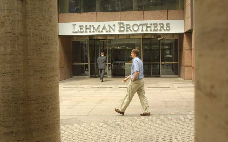 Αδύναμη η διεθνής οικονομία, δέκα χρόνια μετά την πτώση της Lehman