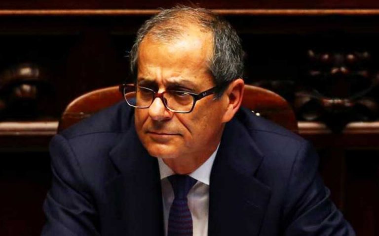 Ετοιμος να αποχωρήσει από το υπουργείο δηλώνει ο Ιταλός υπ. Οικονομικών Τζοβάνι Τρία