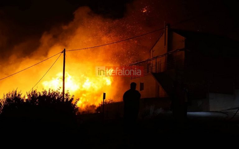 Μαίνονται για δεύτερη νύχτα οι φωτιές στην Κεφαλονιά – Διακοπές ρεύματος στο νησί