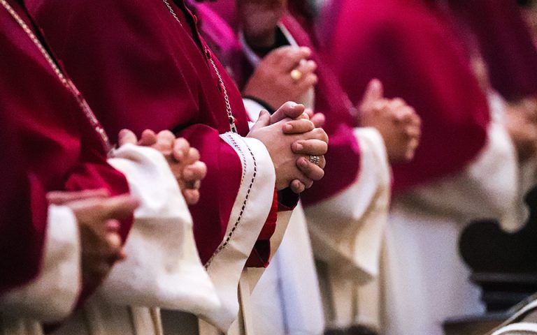Συγγνώμη από θύματα κακοποίησης ζητεί η Καθολική Εκκλησία