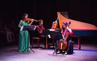 Η Αναστασία Μηλιώρη, η Φαμπιόλα Οχέδα και ο Σεβαστιανός Μοτορίνος ερμηνεύουν μουσική του Κουπρέν.