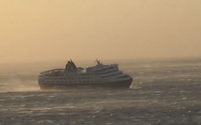 Η «μάχη» των πλοίων με τα κύματα και τους ισχυρούς ανέμους (βίντεο)
