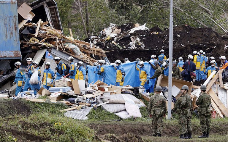 Ιαπωνία: Στους 42 οι νεκροί από τον σεισμό  – Επίσκεψη Αμπε στην πληγείσα περιοχή