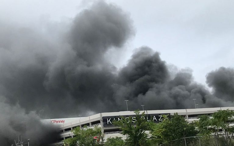 Μεγάλη πυρκαγιά σε πάρκινγκ εμπορικού κέντρου στη Νέα Υόρκη (φωτογραφίες)