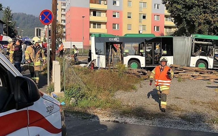 Σύγκρουση τρένου με λεωφορείο στην Αυστρία – Ενας νεκρός και 11 τραυματίες