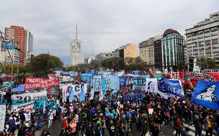 Στους δρόμους οι Αργεντινοί κατά της λιτότητας (φωτογραφίες)
