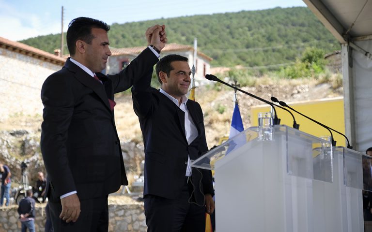 Handelsblatt: Το δημοψήφισμα στην ΠΓΔΜ θα κρίνει το μέλλον του Τσίπρα