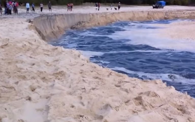 Αυστραλία: Υποχωρεί το έδαφος σε παραλία γεμάτη με κόσμο (βίντεο)