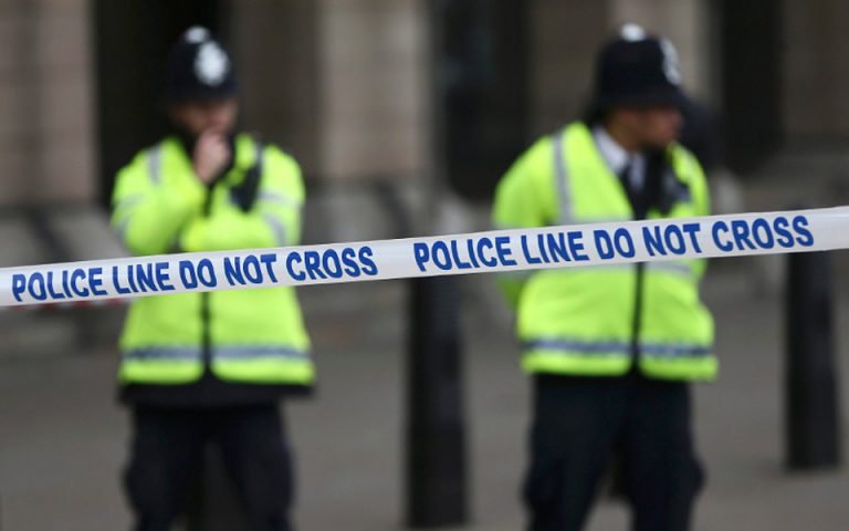 Αυτοκίνητο έπεσε πάνω σε πεζούς έξω από τέμενος στο Λονδίνο – δύο τραυματίες