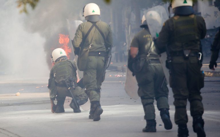 Θεσσαλονίκη: Αστυνομικός τραυματίστηκε ελαφρά στα επεισόδια έξω από το γήπεδο της Τούμπας