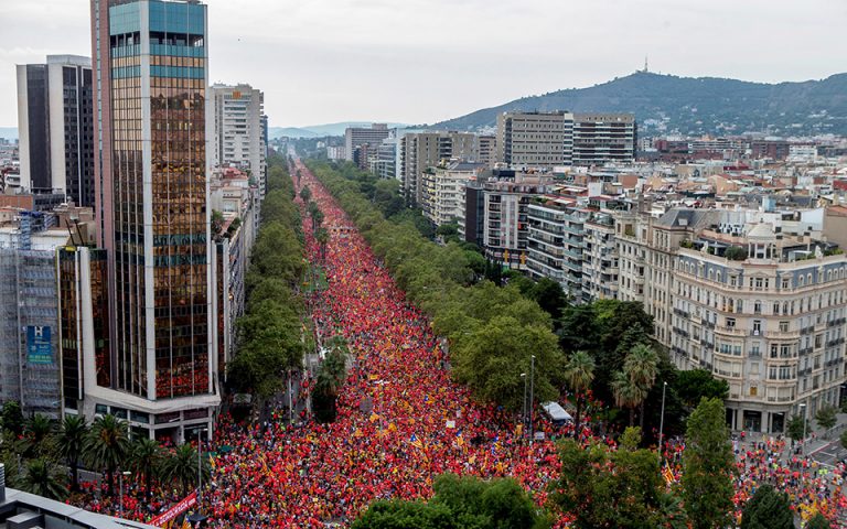 Στους δρόμους 1 εκατομμύριο Καταλανοί – Ζητούν την ανεξαρτησία της περιφέρειάς τους (φωτογραφίες)