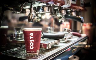 Η Costa Coffee ανήκει στη βρετανική Whitbread, η οποία την αγόρασε το 1995 αντί 25 εκατ. δολαρίων. Ξεκίνησε με 39 καφέ στη Βρετανία και σήμερα δραστηριοποιείται σε 32 χώρες με 3.800 καφέ.