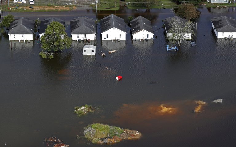 Σαρωτικές πλημμύρες συνεχίζουν να απειλούν τις νοτιοανατολικές ΗΠΑ -Στους 23 οι νεκροί
