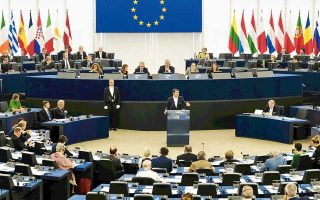 Από το βήμα του Ευρωκοινοβουλίου, ο Αλ. Τσίπρας άσκησε κριτική στον τρόπο λειτουργίας των ευρωπαϊκών οργάνων, σημειώνοντας ότι «κρίσιμες αποφάσεις λαμβάνονται πίσω από κλειστές πόρτες άτυπων οργάνων, που δεν λογοδοτούν στους Ευρωπαίους πολίτες».