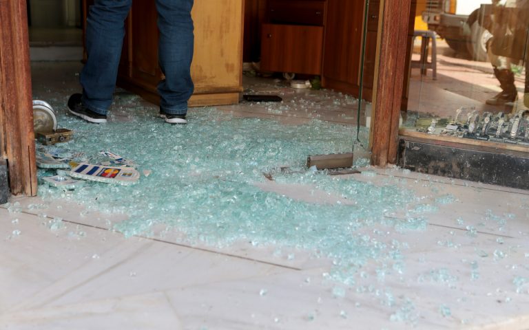 Κουκουλοφόροι επιτέθηκαν σε μαγαζιά κοντά στο σημείο που πέθανε ο Ζακ Κωστόπουλος