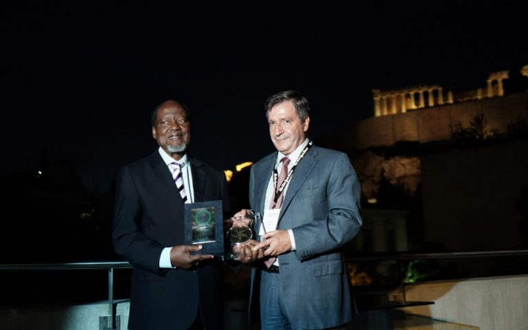 Στον πρώην πρόεδρο της Μοζαμβίκης απένειμε ο Καμίνης το 3ο Βραβείο Δημοκρατίας της πόλης των Αθηνών