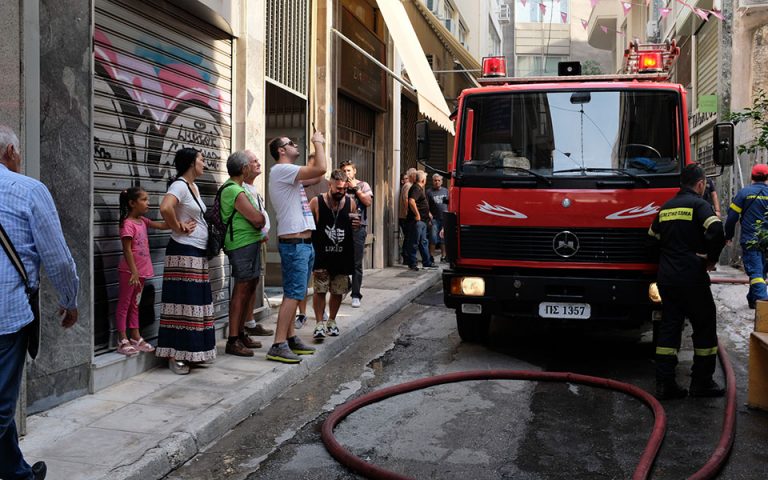 Υπό μερικό έλεγχο η πυρκαγιά σε πολυκατοικία στο Μοναστηράκι (φωτογραφίες)