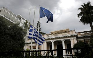 Μεσίστια η σημαία στο  Μέγαρο Μαξίμου, Αθήνα,  Τετάρτη  25 Ιουλίου 2018. Σύσκεψη πραγματοποιήθηκε υπό τον πρωθυπουργό Αλέξη Τσίπρα, για τις πληγείσες από τις φονικές πυρκαγιές περιοχές. Στη σύσκεψη συμμετείχαν  ο υπουργός Επικρατείας Αλέκος Φλαμπουράρης, ο υπουργός Εσωτερικών Πάνος Σκουρλέτης, ο υπουργός Εθνικής Άμυνας Πάνος Καμμένος και ο υπουργός Υποδομών Χρήστος Σπίρτζης, καθώς και οι αναπληρωτές υπουργοί Οικονομικών και Οικονομίας, Γιώργος Χουλιαράκης και Αλέξης Χαρίτσης. Επίσης, στη σύσκεψη συμμετείχαν  η περιφερειάρχης Αττικής Ρένα Δούρου και οι δημάρχοι των πληγεισών περιοχών, Ραφήνας - Πικερμίου, Μεγαρέων και Μαραθώνα. ΑΠΕ-ΜΠΕ/ΑΠΕ-ΜΠΕ/ΑΛΕΞΑΝΔΡΟΣ ΒΛΑΧΟΣ