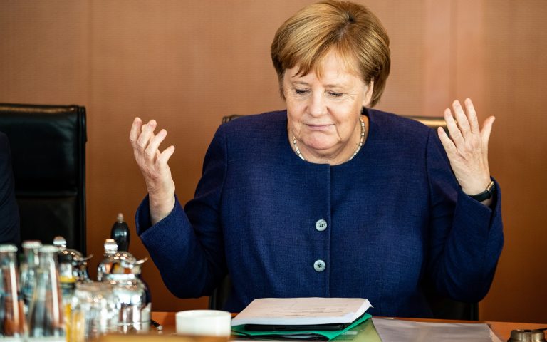 «Το λυκόφως της καγκελαρίου» – Πλήγμα για τη Μέρκελ η καταψήφιση στενού συνεργάτη της