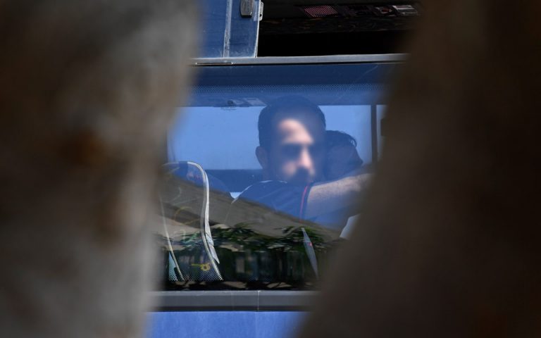 Διακινητές φέρεται να εγκατέλειψαν 48 μετανάστες στο Δερβένι