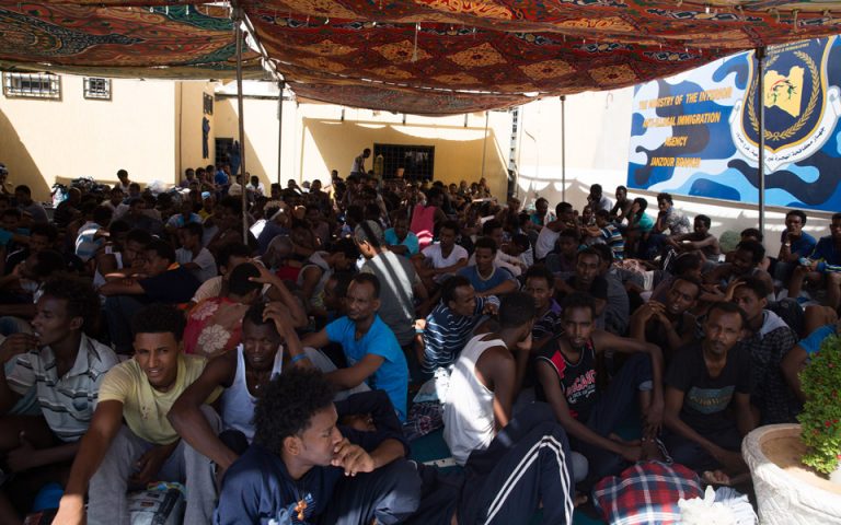 Λιβύη: Αμεση μετεγκατάσταση των προσφύγων από τα κέντρα κράτησης στην Τρίπολη ζητούν οι Γιατροί Χωρίς Σύνορα