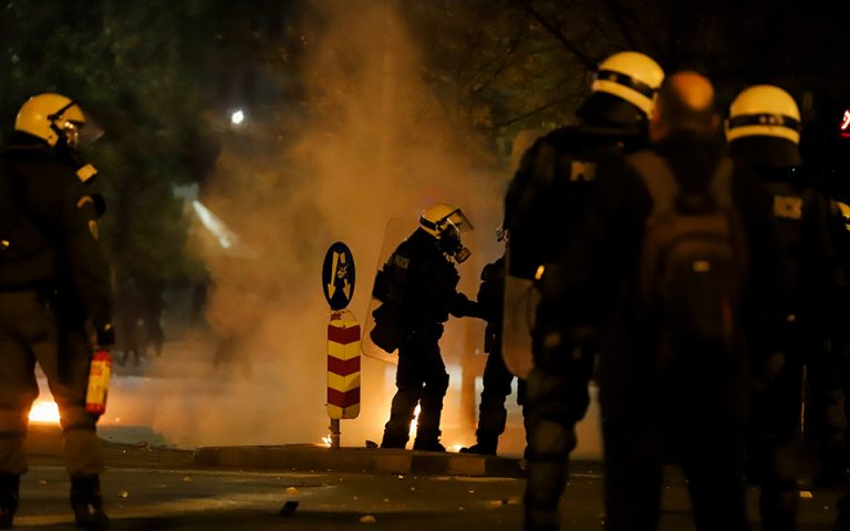 Θεσσαλονίκη: Ρίψη μολότοφ τη νύχτα από κουκουλοφόρους κατά αστυνομικών κοντά στο πανεπιστήμιο