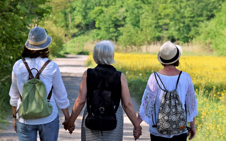 Το περπάτημα μειώνει τον κίνδυνο καρδιακής ανεπάρκειας στις γυναίκες άνω των 50 ετών