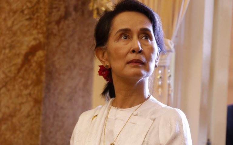 Στο πλευρό των δύο δημοσιογράφων του Reuters η επικεφαλής της Μιανμάρ Αούνγκ Σαν Σου Τσι