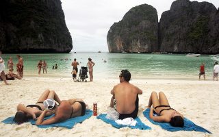 Μαγευτικό για τους τουρίστες είναι το περιβάλλον των νησιών Πι Πι. Η παραλία Μάγια, ωστόσο, θα κλείσει για τους επισκέπτες της προκειμένου να διασωθεί το φυσικό της περιβάλλον.